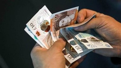 الجنيه الإسترليني ينخفض مقابل الدولار