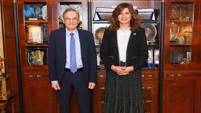 السفيرة نبيلة مكرم