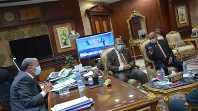 محافظ المنيا يبحث خطط تنفيذ المشروع القومي لتطوير القرية المصرية
