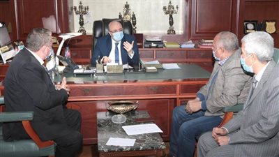 محافظ بني سويف يناقش القضايا العمالية 