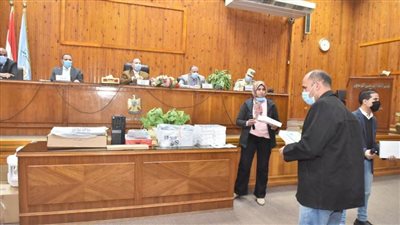 محافظ أسيوط يشهد تسليم أجهزة التابلت على مسؤولي وحدة المتغيرات المكانية