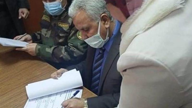 أثناء توقيع البروتوكول