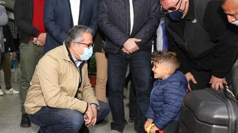 وفد سياحي مع وزير