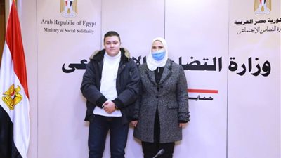 وزيرة التضامن تكرم بطل رحلة الصعود لجبل الجلالة بالدراجة