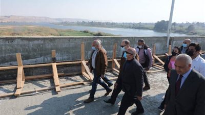 وزير النقل يتابع أعمال تنفيذ محور ديروط التنموي على النيل بمحافظة أسيوط