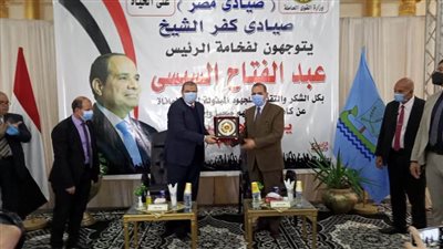 محافظ كفر الشيخ ووزير القوى العاملة يسلمان 9317 وثيقة تأمين