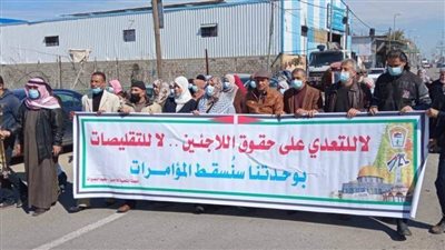 لاجئو مخيمات قطاع غزة يعتصمون أمام مقرات الأونروا 