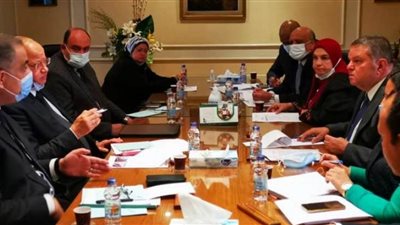 وزير قطاع الأعمال يبحث مع محافظ القاهرة إجراءات تطوير فندقي شبرد والكونتيننتال