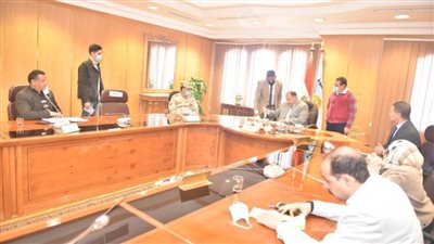 محافظ أسيوط يلتقي 50 شابًا وفتاة ويستعرض ملامح مشروعات مبادرة تطوير الريف المصري