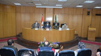 محافظ المنيا يناقش مع ممثلي الجمعيات الأهلية توحيد الجهود للمشاركة في مبادرة 