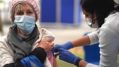 الحكومة البريطانية تتعهد بتقديم لقاح كورونا لكل شخص بالغ بحلول يوليو القادم