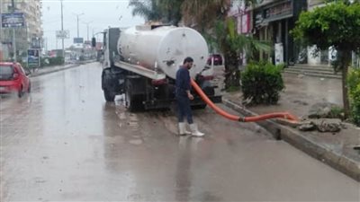 انتشار فرق وأطقم مجابهة الأزمات للحد من آثار الأمطار بالبحيرة