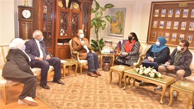 محافظ أسيوط يلتقي مسؤولي هيئة هانديكاب انترناشيونال بمصر لدعم مشروعات الأشخاص ذوى الإعاقة