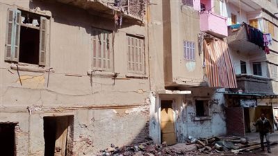 حفاظًا على أمن وسلامة المواطنين.. إزالة عقار قديم خلف ساحة النصر بدمنهور