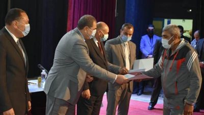 وزير القوى العاملة ومحافظ الشرقية يسلمان 9819 وثيقة تأمين للعمالة غير المنتظمة