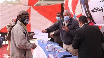 محافظ الوادي الجديد يسلم وثائق تأمين حوادث للعمالة غير المنتظمة 