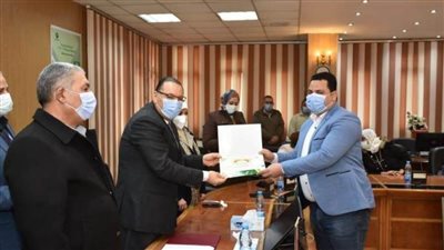 محافظ الشرقيه يُكرم أوائل الدورات التدريبية من العاملين بالديوان العام 