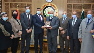 محافظ الدقهلية يكرم نائب رئيس الاتحاد الإفريقي للإنقاذ