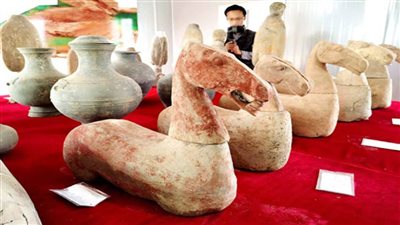 اكتشاف تماثيل وخيول فخارية في وسط الصين
