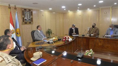 محافظ أسيوط يلتقي نائب رئيس هيئة الطرق لمناقشة الموقف التنفيذي لخطة الرصف 