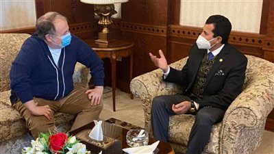 وزير الرياضة يستقبل رئيس الاتحاد الدولي للرماية بمطار القاهرة
