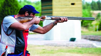 موجز الرابعة| الترخيص الطارئ للقاحي كورونا.. وافتتاح بطولة العالم للرماية