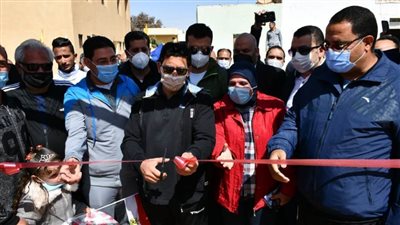 وزير الشباب والرياضة يفتتح الملعب القانوني بمركز شباب منديشة بالواحات البحرية