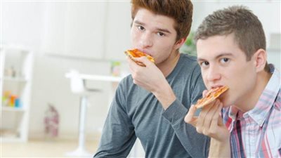 للمراهقين.. احذروا تناول السكريات يومياً قبل فوات الأوان