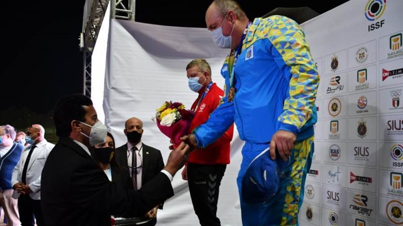 وزير الرياضة يسلم