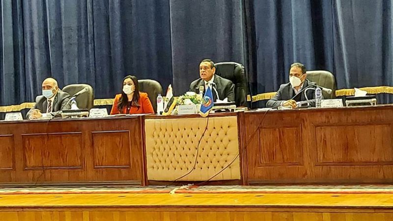 اجتماع المحافظ مع