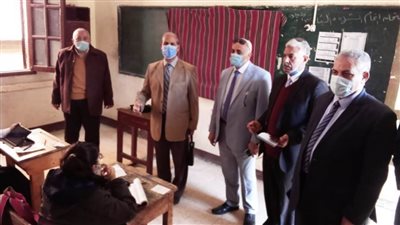 طلاب الصف الأول الثانوي بأسيوط يؤدون الامتحانات بالكمامات