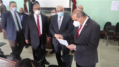 رئيس جامعة الأزهر يتفقد لجان امتحانات كليات الدرّاسة