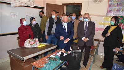 بالصور.. محافظ بورسعيد يتفقد سير امتحانات الصف الرابع الابتدائي