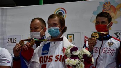 مسؤولا الاتحاد الدولي والمصري يسلمان جوائز المراكز الأولى على الفائزين بفرق الاسكيت 