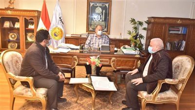 محافظ أسيوط يلتقي مسؤولي المحاجر والرصف ويناقش خطط تطوير الأداء وتنمية الموارد الذاتية