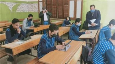 التعليم: 648 ألف طالب بالصف الأول الثانوي أدوا الامتحانات اليوم إلكترونيًا