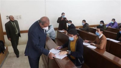 رئيس جامعة الأزهر يتفقد لجان امتحانات كلية الإعلام مشيدًا بالالتزام بالإجراءات الاحترازية