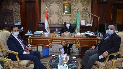 محافظ المنيا يناقش مع أعضاء مجلس الشيوخ عددًا من القضايا