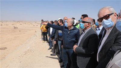 وزير النقل ورئيس المنطقة الاقتصادية في جولة تفقدية بالميناء لمتابعة مستجدات الأعمال