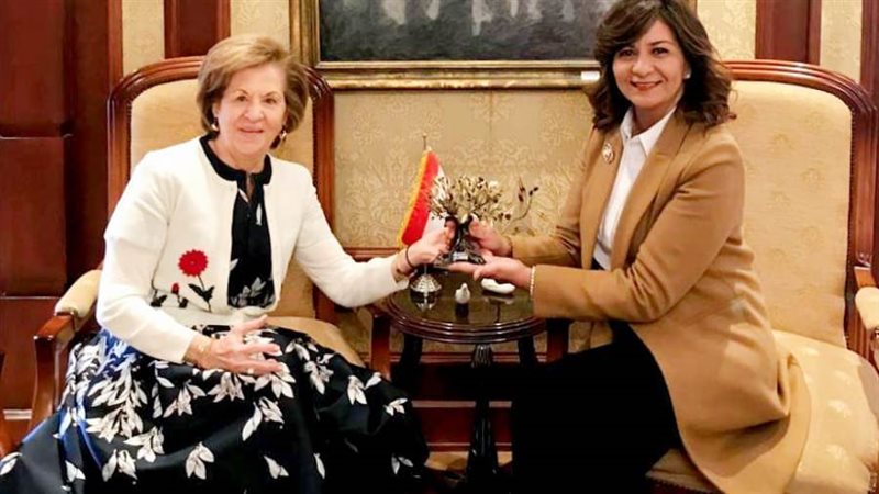 وزيرة الهجرة والسيدة