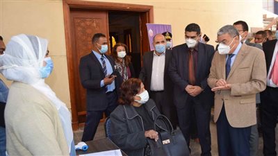 محافظ المنيا يشهد بدء تطعيم أصحاب الأمراض المزمنة وكبار السن بلقاح فيروس كورونا