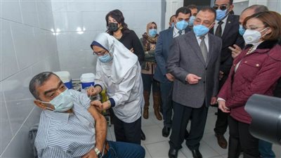 محافظ الإسكندرية يشهد بدء تلقى المواطنين للقاح 