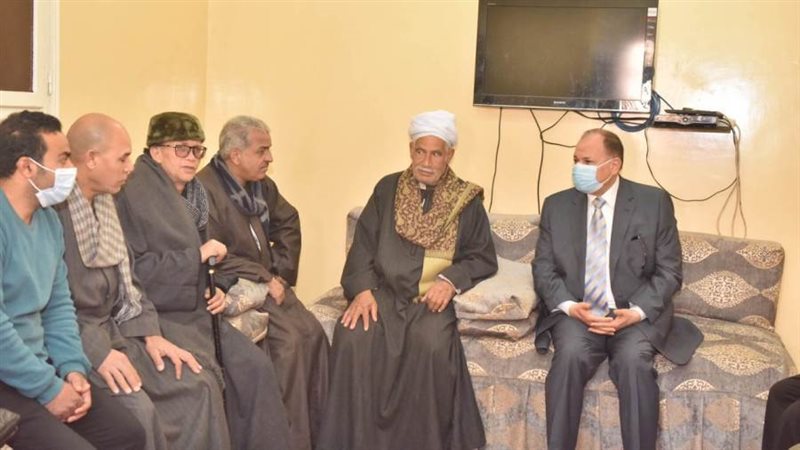 محافظ أسيوط يقدم