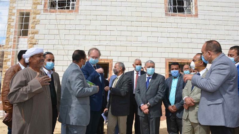 المحافظ بصحبة سفير