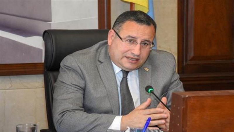 الدكتور عبد العزيز