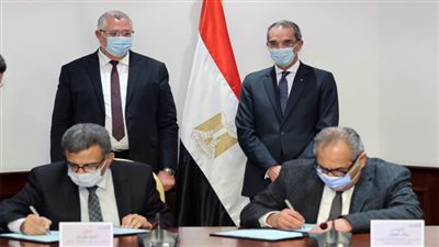 وزيرا الزراعة والاتصالات يشهدان توقيع اتفاقية لتنفيذ مشاريع للتطوير في المجال الزراعي