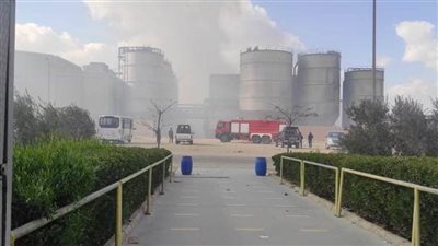 الدفع بـ 15 سيارة إطفاء للسيطرة على حريق بمصنع بالعاشر من رمضان
