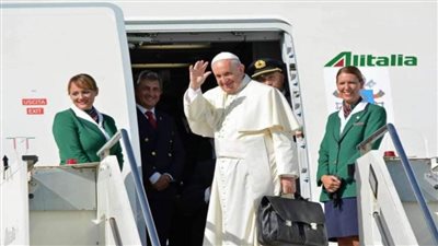 بابا الفاتيكان يصل مطار النجف الأشرف بالعراق