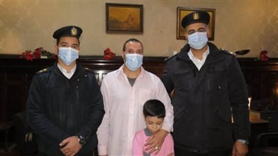 أجهزة الأمن تعيد طفلًا ضل الطريق بمصر الجديدة