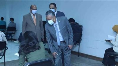 رئيس جامعة جنوب الوادي يتفقد لجان امتحانات الفصل الدراسي الأول